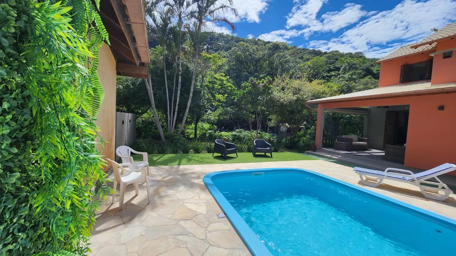 TG45 - Casa com piscina e churrasqueira